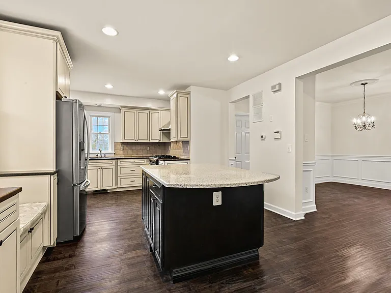 523 Allegheny Ave — Photo 20