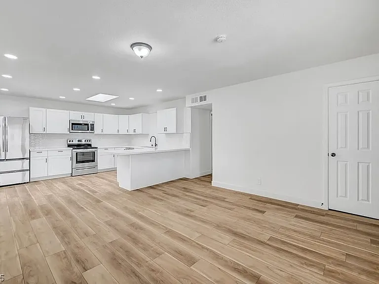 6520 Evergreen Ave — Photo 3