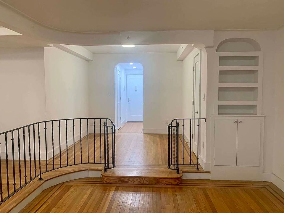 1st image of 10 W 65th St APT 1C
