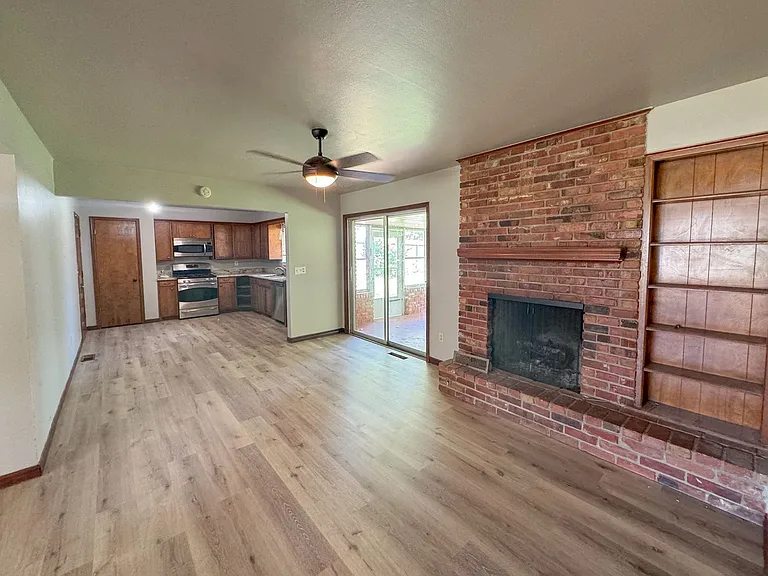 345 Travis Cir — Photo 16