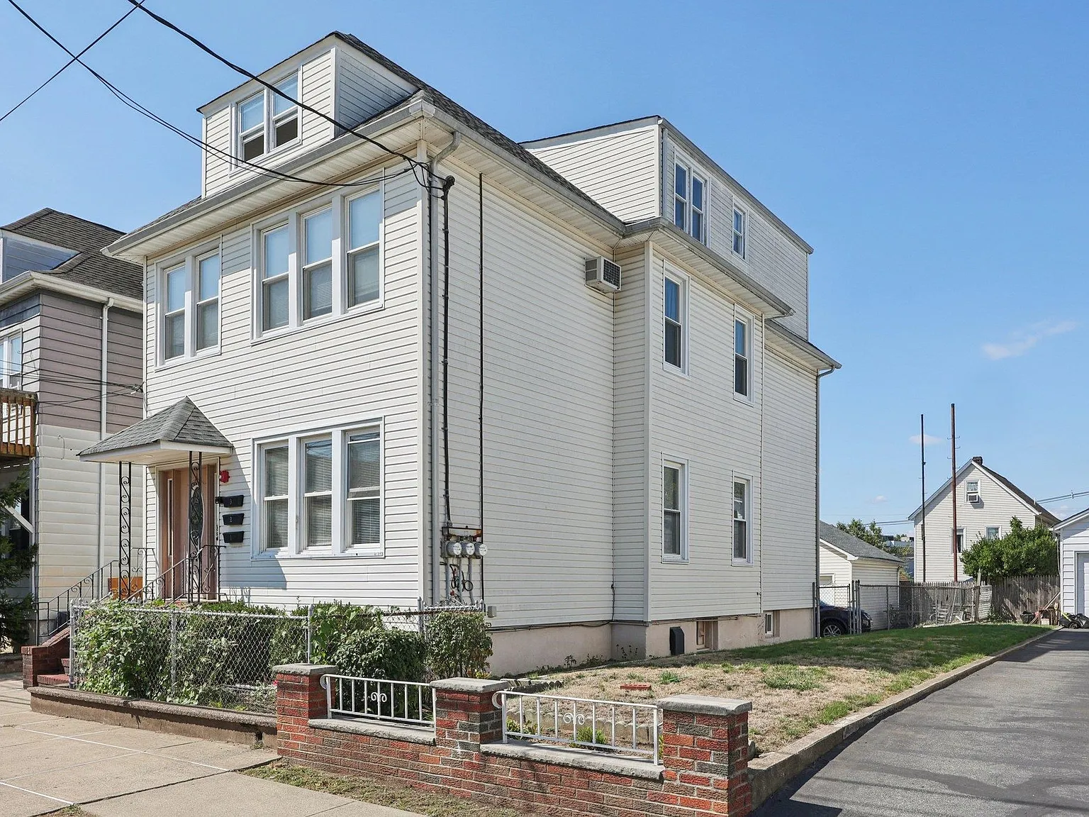 3 bed, 1.0 bath, $2,300 — Photo 3