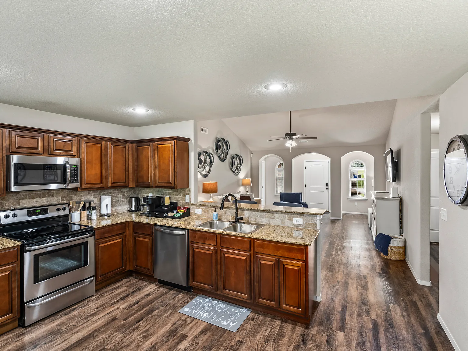 4 bed, 1684 sqft, $3,800 — Photo 3