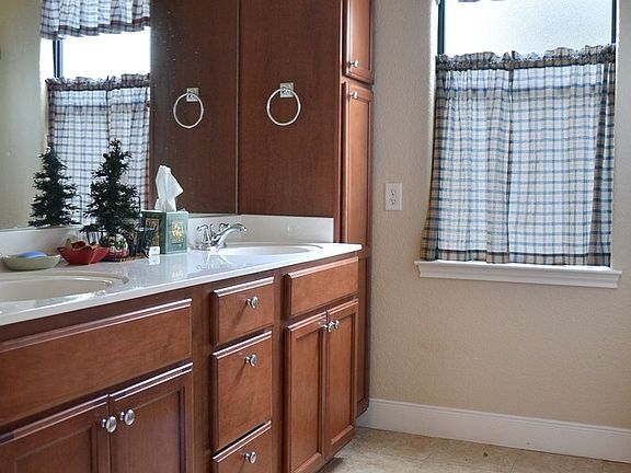 5th image of 1027 Oak Hollow Way