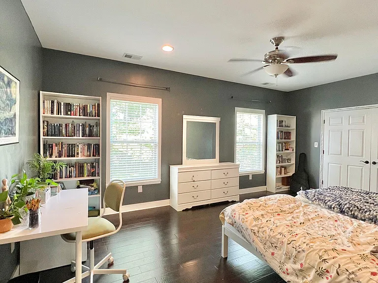 323 E Lowry Ln — Photo 12