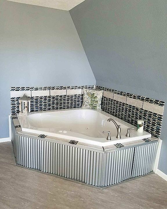Master Jacuzzi tub 