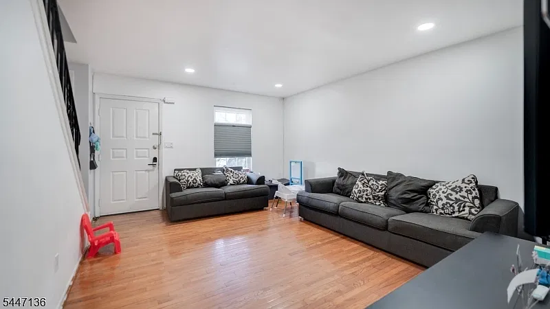 2 bed, 1.5 bath, $2,700 — Photo 2