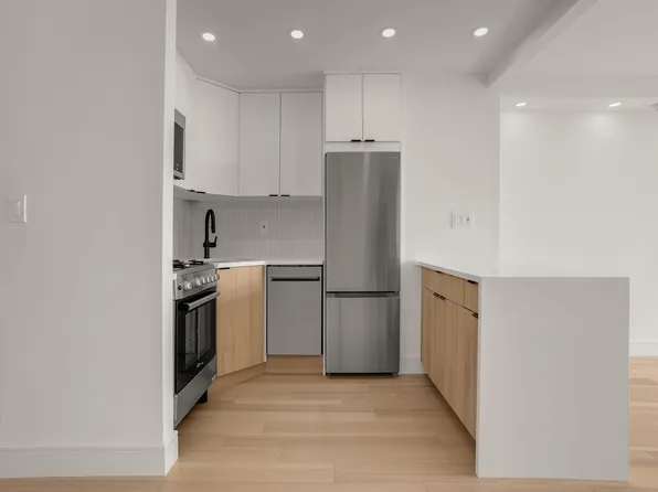 321 East 48th Street 9L image 2 of 6