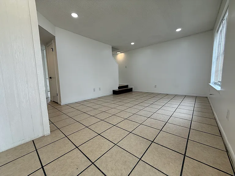 614 N Fairfield Dr — Photo 3