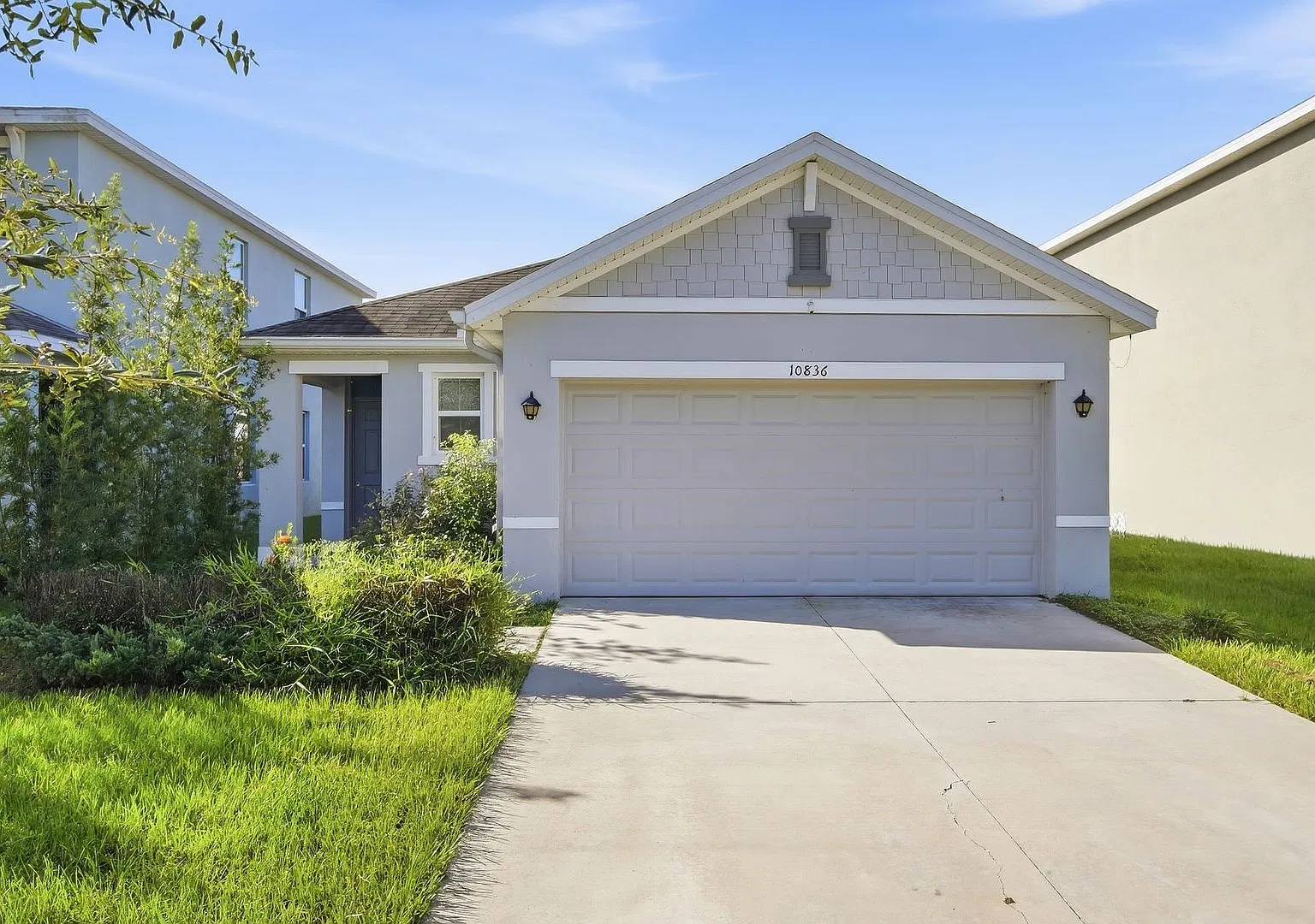 3 Bedroom / 2 Bath Home with a Fully Fenced Yard and Screened Lanai Located within the Waverly Vi... — Photo 1