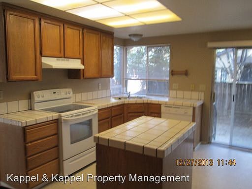 3rd image of 255 Newport Cir
