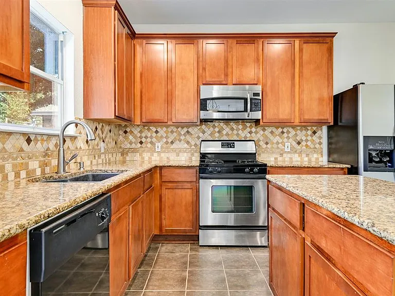 20308 Farm Pond Ln — Photo 5