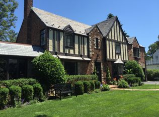 151 Country Club Dr, Manhasset, NY 11030
