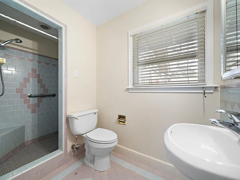 215 Fairbanks St — Photo 22