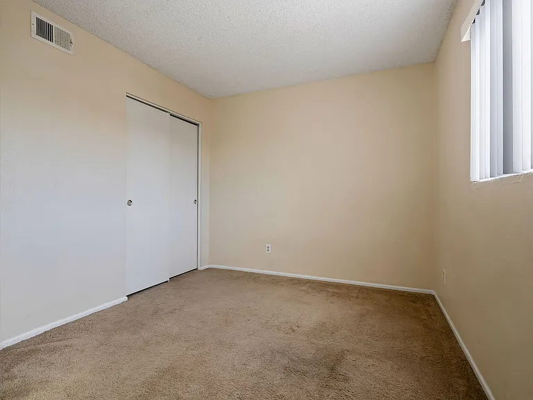 19-web-or-mls-1742 E Pepper Cir Apt 4--16_12132024
