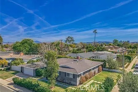 5 bed, 2.5 bath, 2307 sqft, $8,500 — Photo 2