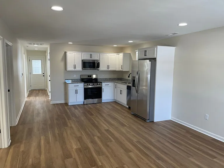 923 W 9th St — Photo 5