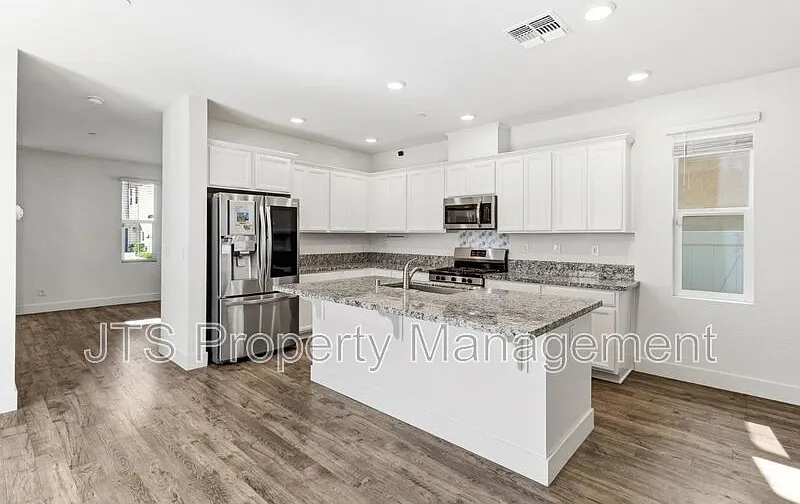 3 bed, 2.5 bath, 2015 sqft, $2,895 — Photo 4