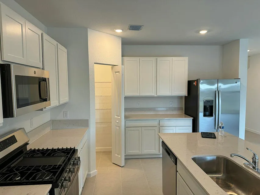 6 bed, 3.0 bath, 2458 sqft, $3,000 — Photo 4