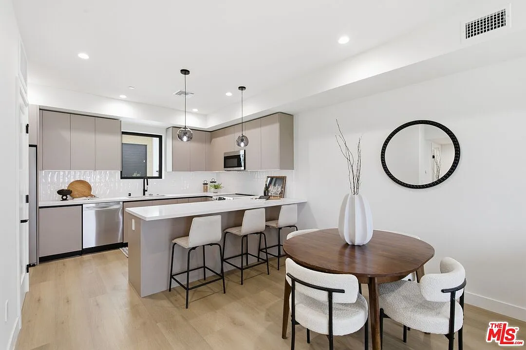 4 bed, 3.5 bath, 2628 sqft, $5,499 — Photo 2