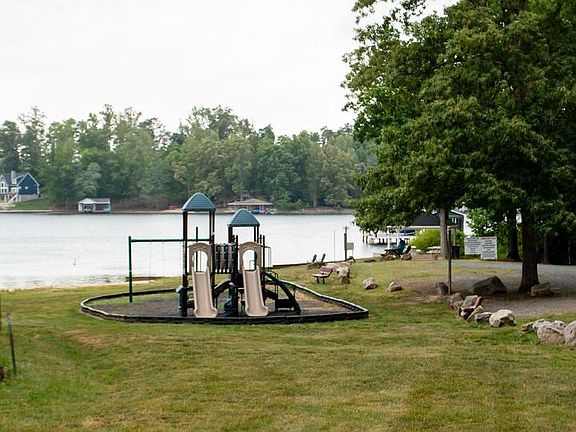 2nd image of 5 Oak Haven Dr