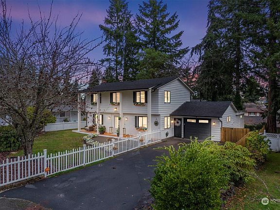 2nd image of 2711 Oxford Ct