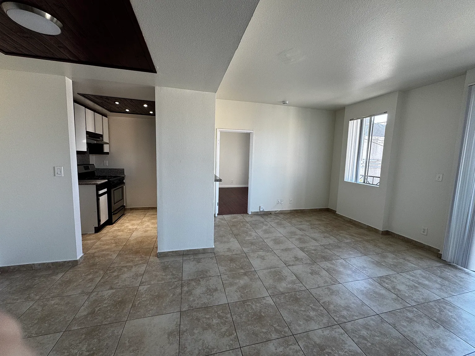 945 N Serrano — Photo 2