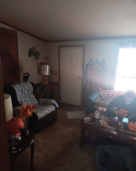 1st image of 9 Deerwood Ln
