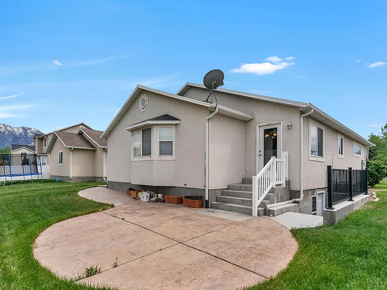 874 W 200 N — Photo 18