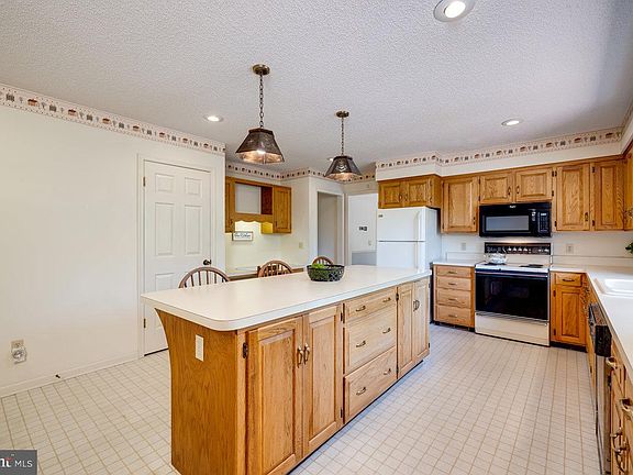 4th image of 3586 Redbud Ln