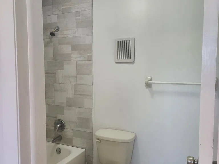 1461 W 42nd St #103 — Photo 4