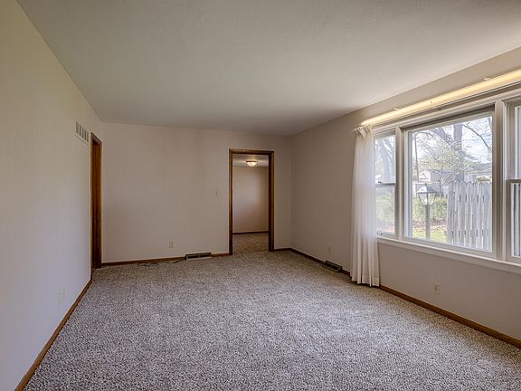 4th image of 804 W 89th Ter