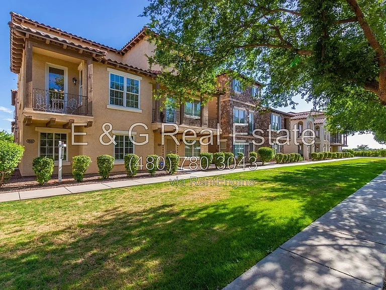3642 E Horace Dr — Photo 2