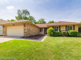 8949 Glasgow Dr, White Lake, MI