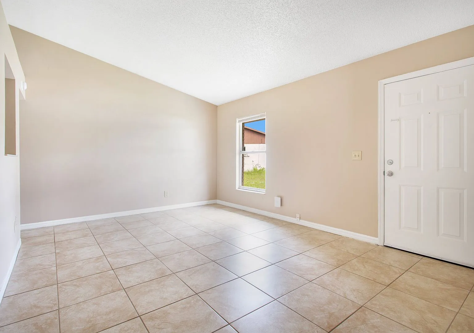 2 BR / 2 BA In University Hills — Photo 3