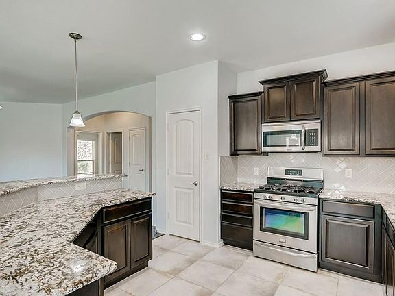 5th image of 833 Lake Woodland Dr