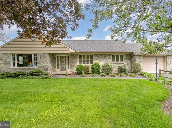 83 N Church St SW, Ephrata, PA 17522