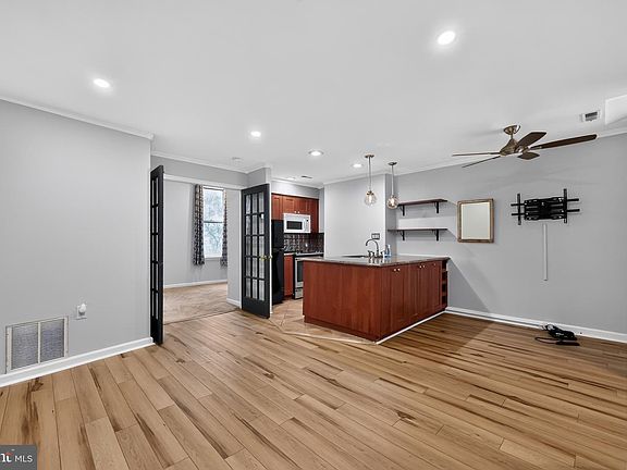 2nd image of 1828 Green St APT 2F