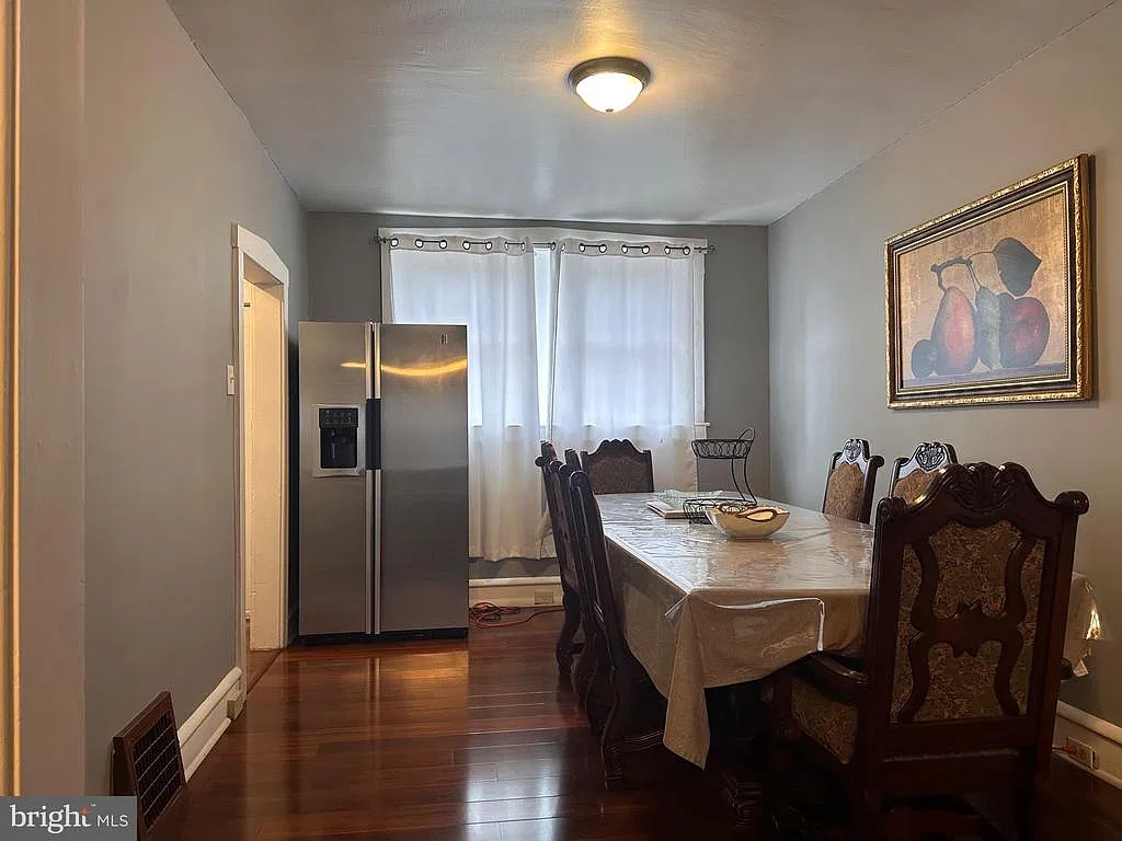3 bed, 1.0 bath, 1116 sqft, $2,300 — Photo 4