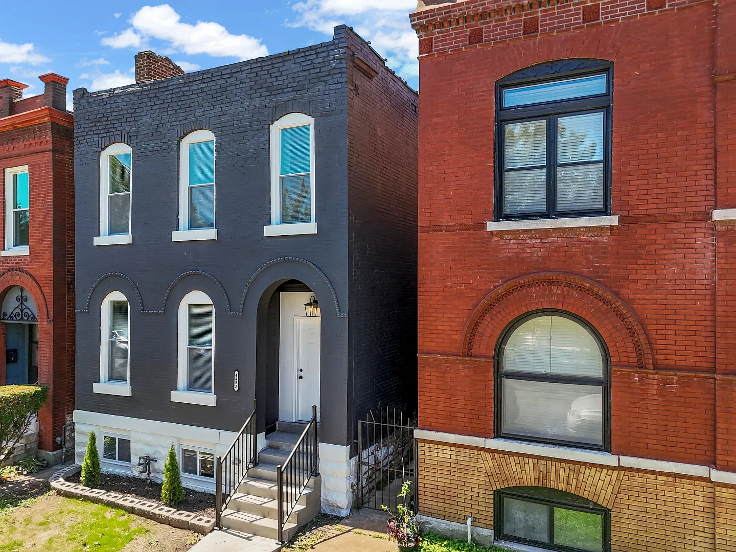Spacious 4-Bed Home with Detached Garage, Deck, and In-Unit Laundry Prime St. Louis Location — Photo 4
