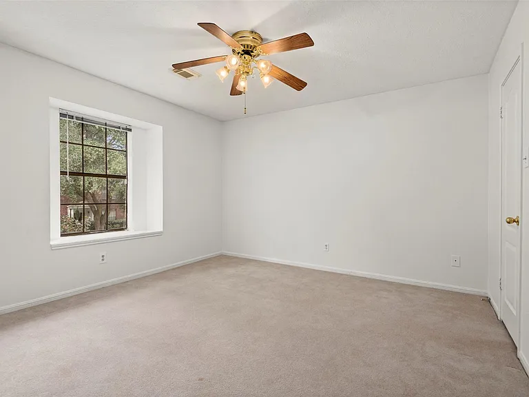 2415 Parkwood Ln — Photo 31
