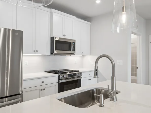 1611 Potomac Shores Pkwy #403, Dumfries, VA 22026
