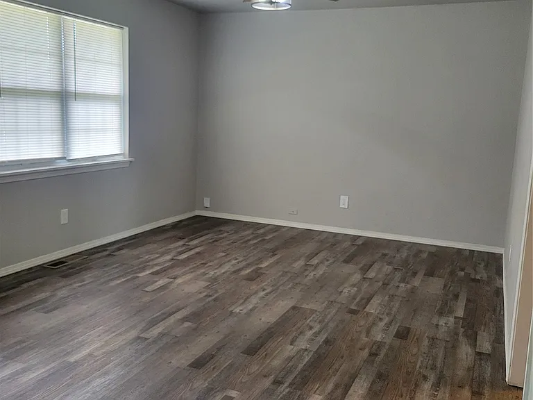 652 E Main St — Photo 8