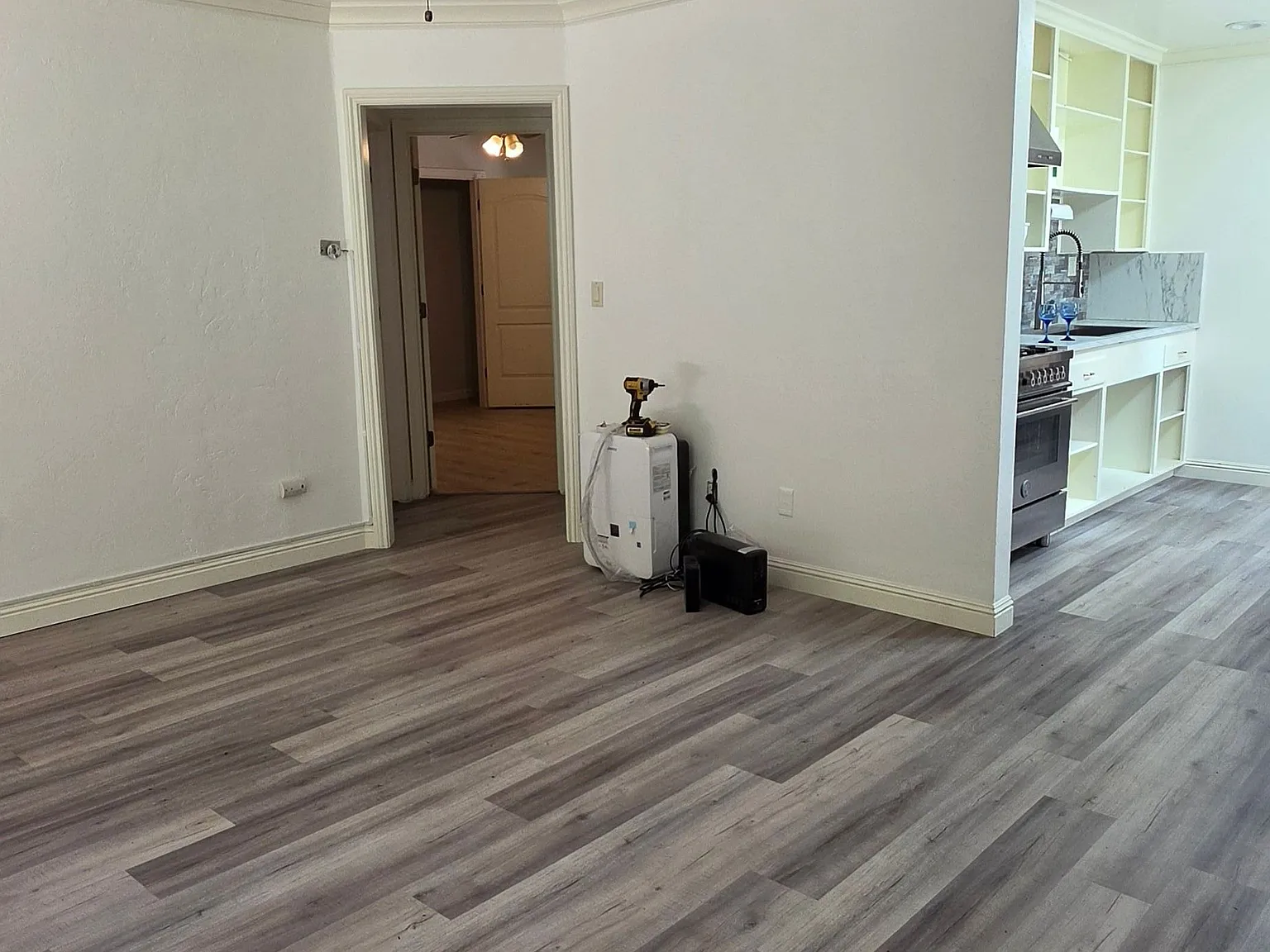 2 bed, 1.0 bath, 932 sqft, $3,400 — Photo 3