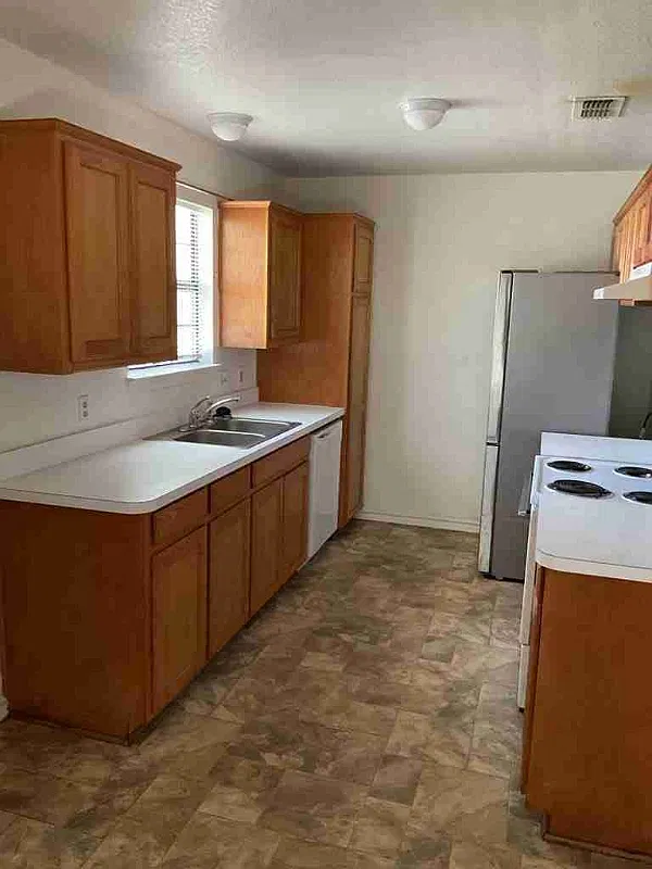 3 bed, 1228 sqft, $1,800 — Photo 2