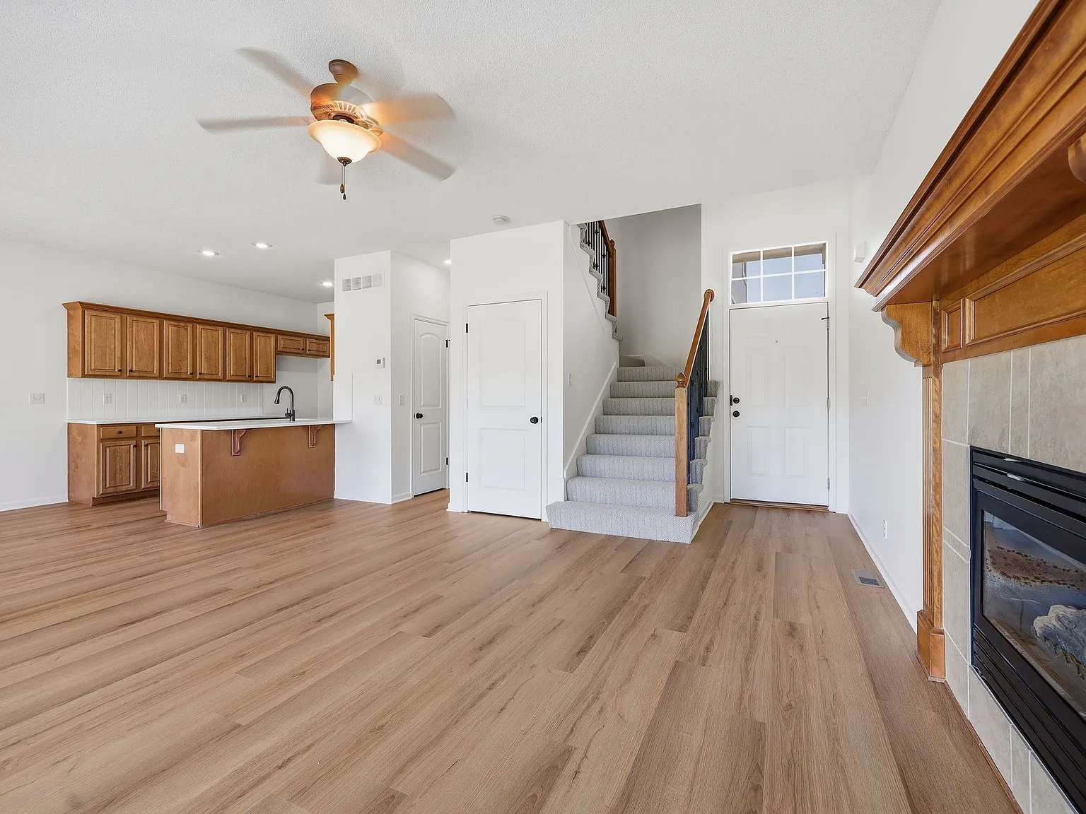 3 bed, 2.5 bath, 1664 sqft, $2,473 — Photo 3