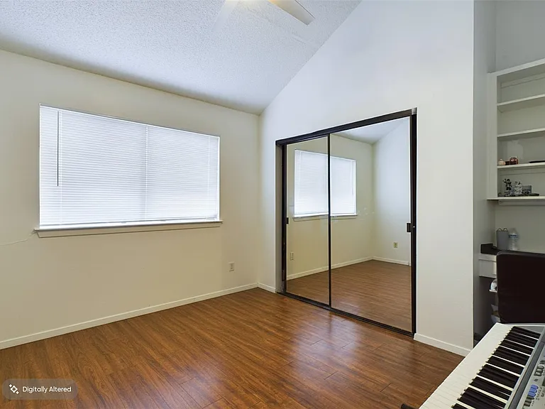 908 Poplar St #201 — Photo 8