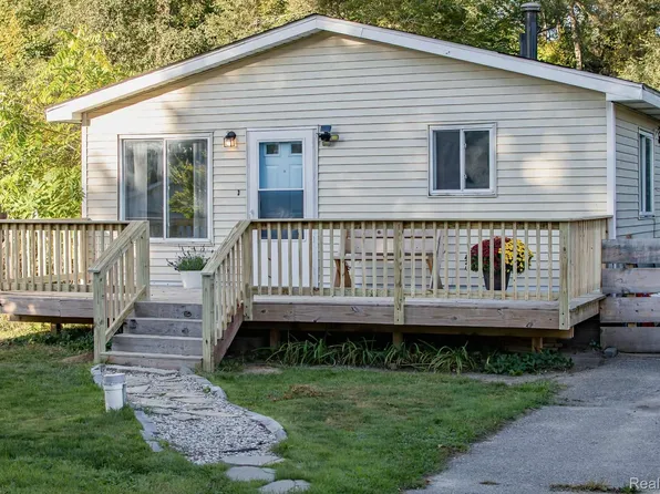 5355 Lake Grove Dr, White Lake, MI 48383