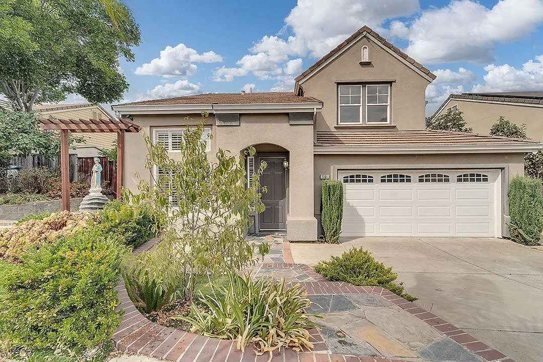 2201 Ceynowa Ln photo 1