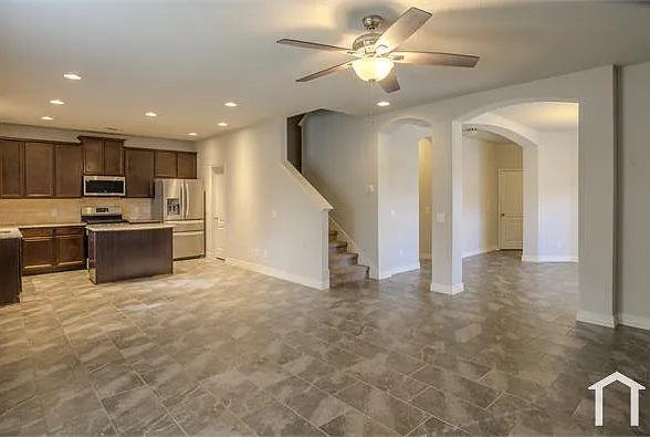 4 bed, 2305 sqft, $2,600 — Photo 3