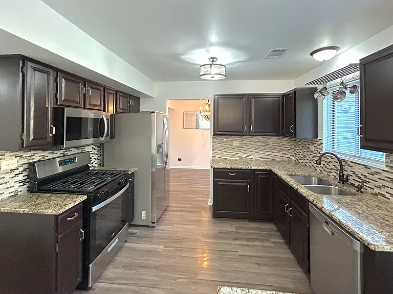 825 Benridge Ct — Photo 9
